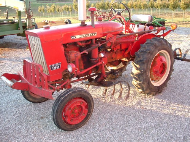 internationalfarmall140wcultivators.jpg